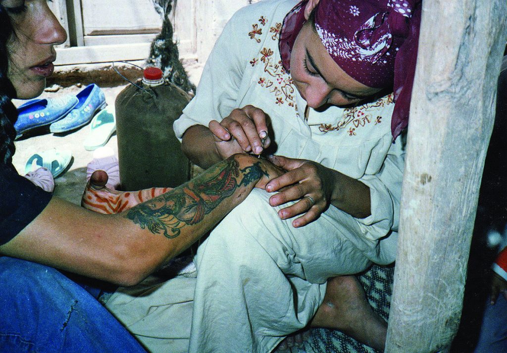 3.Loretta_being_hand_tattooed_by_Fatima_using_the_technique_taught_her_by_her_mother