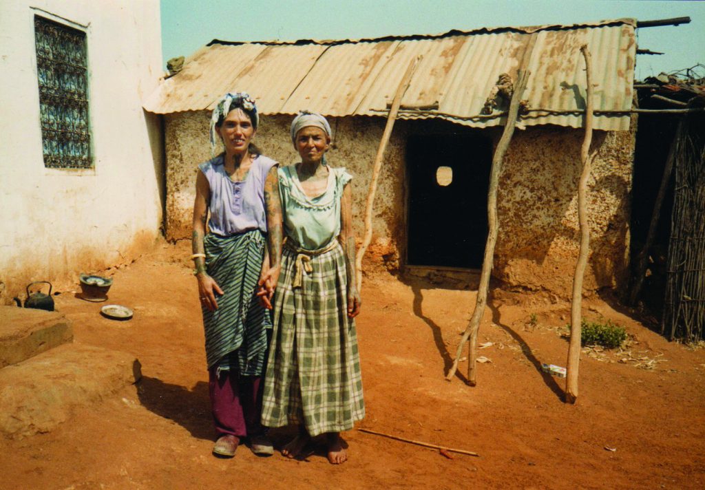 2.Loretta Leu with tattooist Aicha Bent Hamadi in 1988