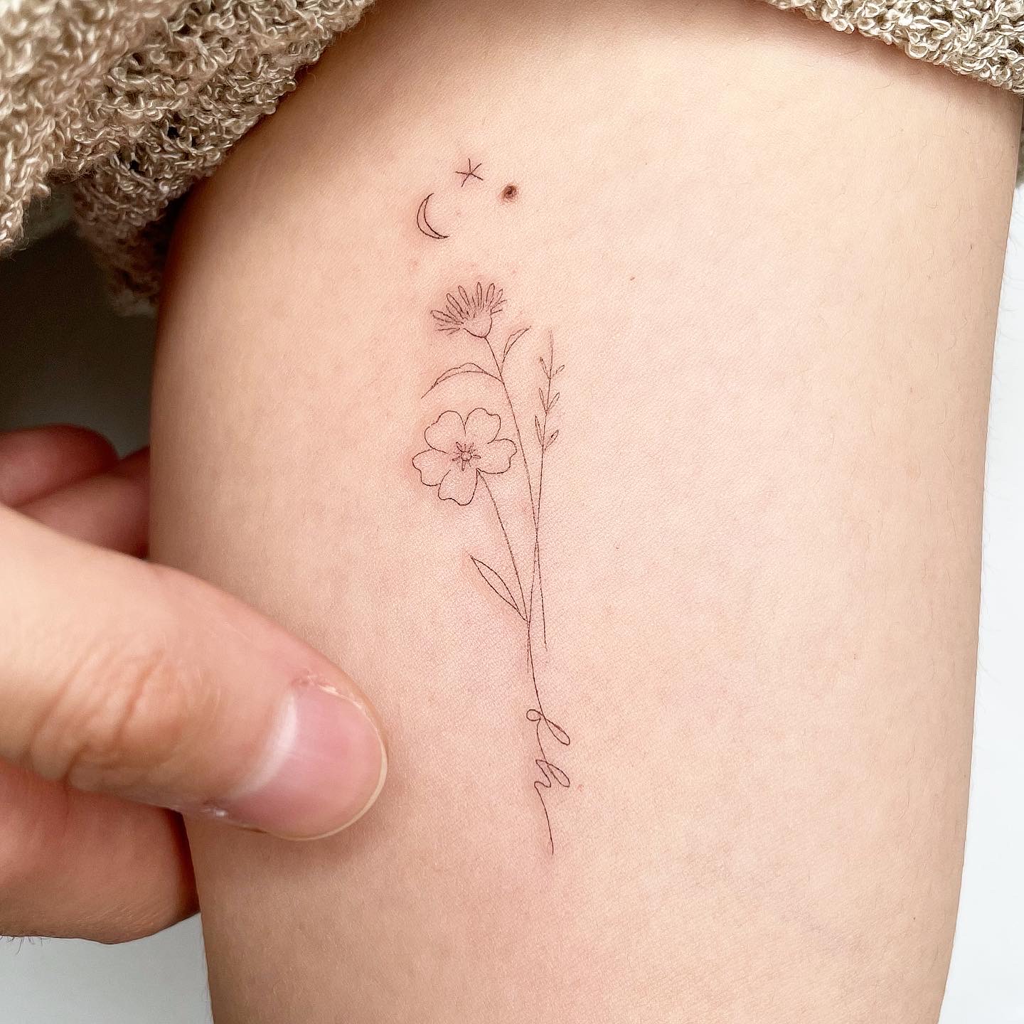 Poppy Tattoo | Tatuaje de amapolas, Tatuajes tattoos, Tatuajes discretos